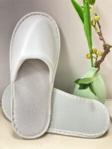 White closed-toe poly terry disposable slipper with custom logo for hotel spa